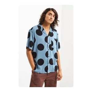 ★ UO Polka Dot Fashion Forward Short Sleeve Button-Down Shirt - Blue/Black ★